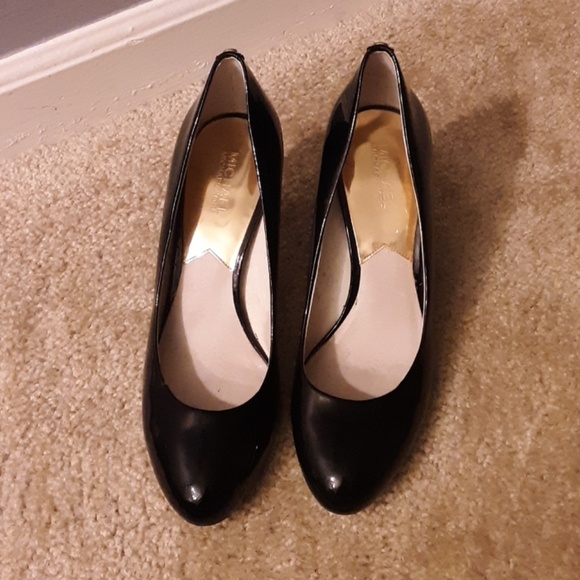 Michael Kors Black patent leather heels. - Picture 1 of 5